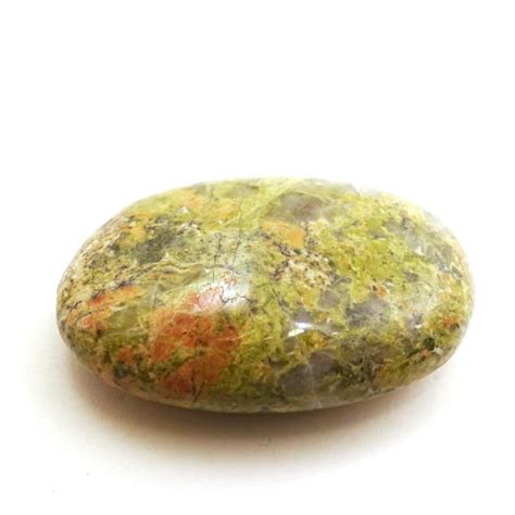 Im trommelverfahren geschliffen, passt in jede hand, als schmeichelstein und handstein einsetzbar. evaskaleidoskop.de - Ovaler, flacher Unakit Schmeichelstein