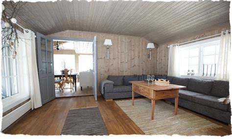 Innvendig panel har lange tradisjoner i skandinavia, og brukes både som veggpanel og takpanel. Drivved beis på furu - Sminkebord med speil og lys