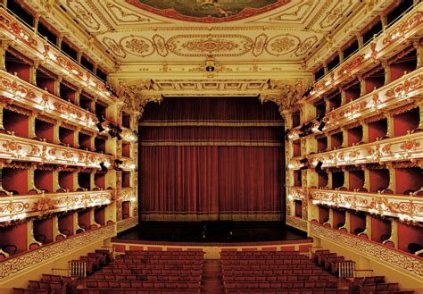Di notevole interesse la visita alla struttura interna tra attrezzature, scenografie, sale, soffitti e il bellissimo sipario. TRACKS arte e musica: gli M+A al Teatro Regio di Parma ...