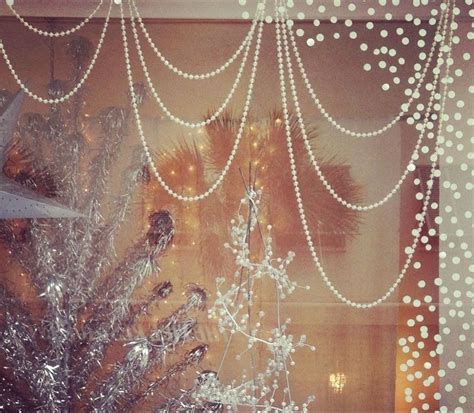 20 Elegant Christmas Window Decorations