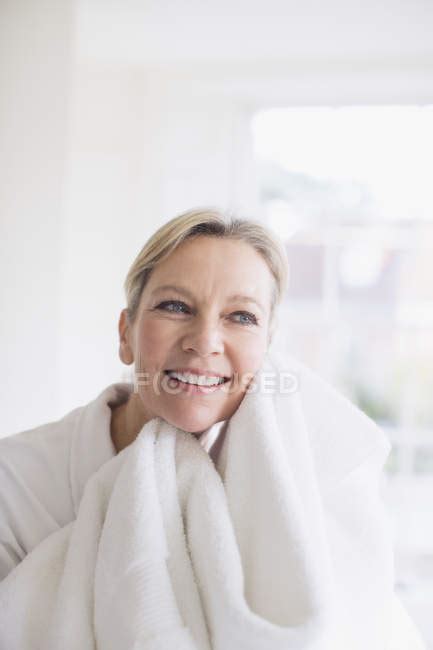 Sonriente Mujer Madura Secando La Cara Con Toalla — Feminidad
