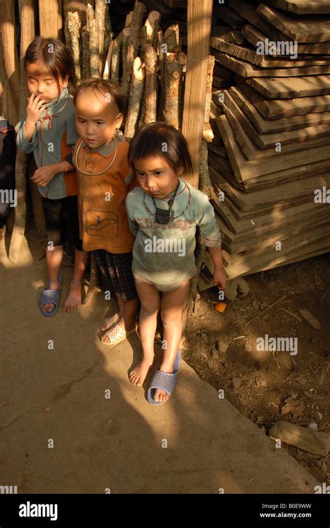 Schwarze Hmong Kinder Sapa Vietnam Stockfotografie Alamy