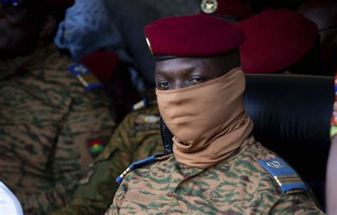 Burkina Le Capitaine Traoré Maintient Les Relations Avec Paris