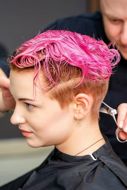 Mulher Tendo Um Novo Corte De Cabelo Um Cabeleireiro Está Cortando Um Cabelo Curto Tingido De