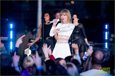 Taylor Swift Performs Style And Blank Space For Iheartradios Secret
