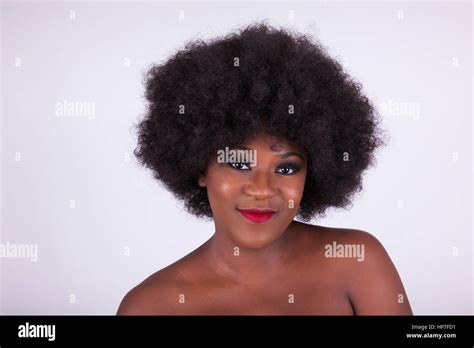 Portrait Dune Belle Femme Afro Américaine Avec Une Coupe Afro Photo