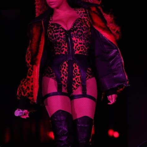 Beyonce Poses Nude Shows Off Booty And Twerks For On The Run 2 Tour Photosvideos Footbasket