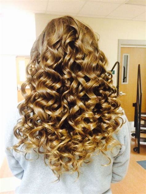 Looking for different hairstyles to quench your thirst? Show choir curls! Tips: small pieces and curl in different ...