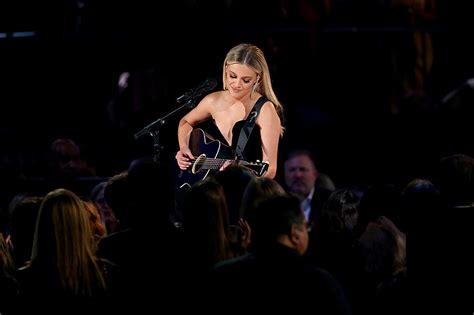 Kelsea Ballerini Delivers Emotional Homecoming Queen At Cmas