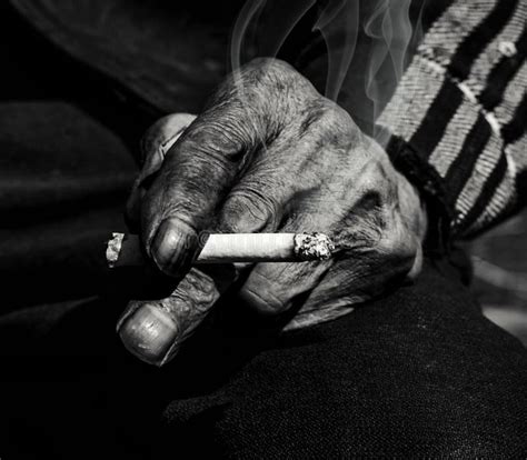 Retrato Blanco Y Negro Del Cigarrillo Del Hombre Que Fuma Fotos
