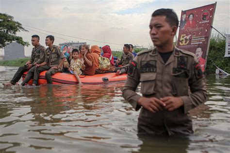 Foto Banjir Setinggi 12 Meter Rendam Permukiman Warga Di Periuk Tangerang