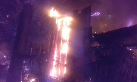 Consume incendio vivienda de lámina en la Ciudad de Oaxaca