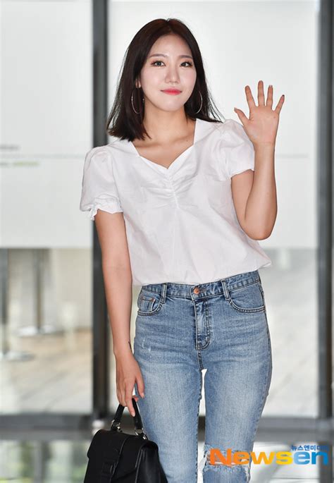 김희진(金姬眞, 1991년 4월 29일 ~ )은 대한민국의 여자 배구 선수로서, 화성 ibk기업은행 알토스 소속이다. 김희진 (미스트롯) '독보적 웃음이 반짝반짝~' [포토엔HD ...