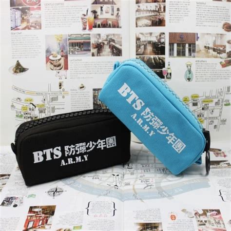 Se convirtió en un programa esencial para todo army que quiere ver al grupo en un ambiente más relajado, y es que sus episodios generalmente los muestran jugando, bromeando, así como haciendo retos para ganar cupones de comida que seguro no necesitan. Kpop - Estuche de BTS