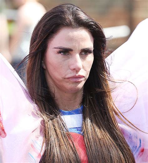 Subscribe to my youtube channel 👇💕. Katie Price crashes out of London Marathon and stops for ...