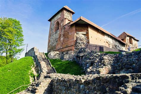Gjennom tidene, byen har blitt kalt mange forskjellige navn som jerusalem av litauen eller. Gediminas-Burg in Vilnius, Litauen | Franks Travelbox