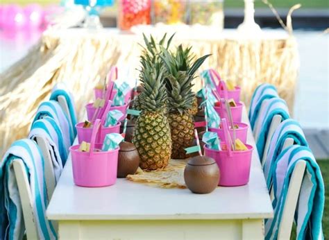 La mesa su decoración para celebraciones en verano Pool party kids