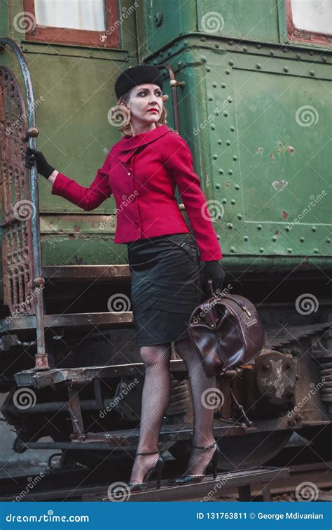 Женщина на вокзале стоковое изображение изображение насчитывающей
