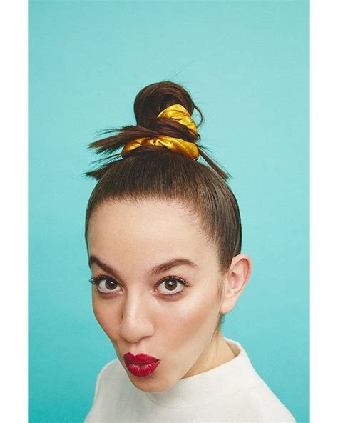 😍 Look Sleek Topknot With Scrunchie Inspired By The Runway And Bella