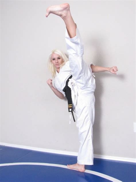 Pin By Not Sure On Martial Art Girls Poses In 2020 Women Karate