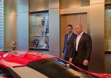 Toretto i jego ekipa mierzą się z pałającym żądzą krwi najemnikiem deckardem shawem. Szybcy i wściekli 7 - film sensacyjny