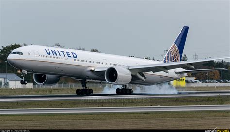 N2142u United Airlines Boeing 777 300er At Frankfurt Photo Id