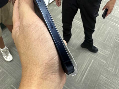 Iphone 15 Pro、iphone 15 Pro Max 的钛金属边缘很容易被刮花，强调保护壳的使用