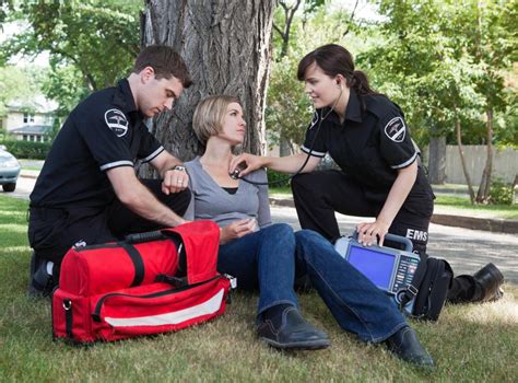How Do I Choose The Best Paramedic Jobs With Pictures