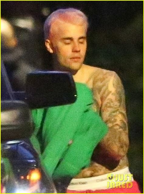 Justin Bieber Goes Shirtless Debuts New Pink Hair Photo 4393950