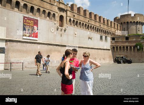 Roma Italia Agosto De Una Familia De Turistas Mirando Un Mapa