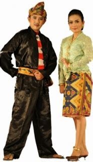 Selain pakaian resmi, ada juga beberapa pakaian pengantin adat dalam budaya jawa tengah. 2 Pakaian Adat Jawa Timur Beserta Penjelasan Lengkap dan Gambarnya - Tradisi Tradisional