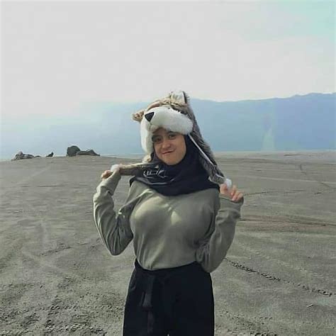 Gambar Mungkin Berisi 1 Orang Berdiri Gunung Alam Dan Luar Ruangan Busana Hijab Modern