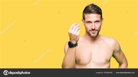 Hombre Guapo Sin Camisa Mostrando Pecho Desnudo Haciendo Gesto Italiano Fotograf A De Stock