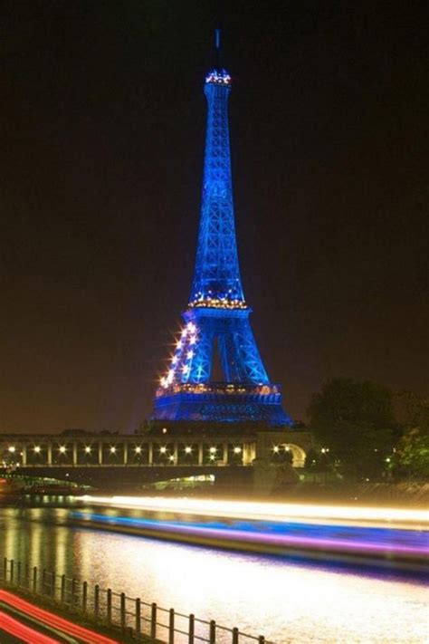 Eiffel Tower In Paris Blue Iphone 7 Wallpaper