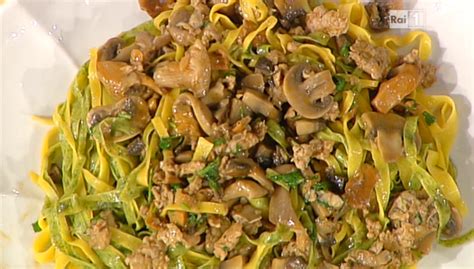 E belle, avevo dei funghi porcini raccolti con amorevole cura da mio fratello, come non approfittarne per preparare un sugo alla boscaiolasemplice e veloce nella preparazione, l'importante è avere a disposizione i funghi freschi. Come fare le tagliatelle paglia e fieno alla boscaiola. La ...