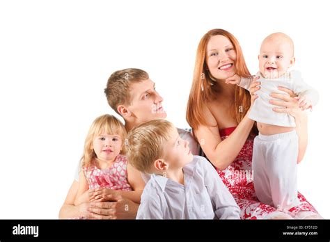 Familia Con Tres Hijos Está Sentado En Una Silla Chico Mirando Al Bebé