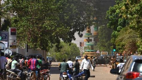 عبّرت دولة الإمارات عن إدانتها للهجوم الإرهابي الذي استهدف قرية شمالي جمهورية بوركينا فاسو الصديقة، وأسفر عن مقتل وإصابة عشرات المدنيين الأبرياء. مقتل 6 مدنيين في هجوم إرهابي بوسط بوركينا فاسو