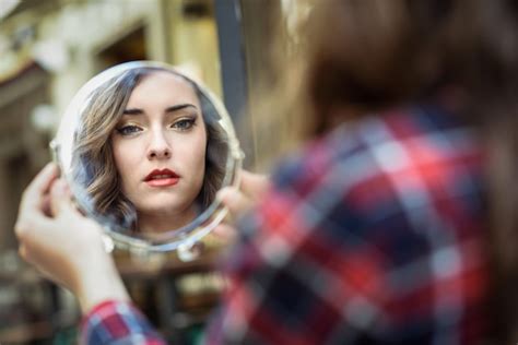 Mujer Mirándose En Un Espejo Descargar Fotos Gratis