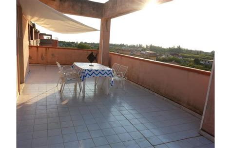 Piano terra con ingresso autonomo e patio antistante munito di tavolo, sedie ed ombrellone con angolo. Privato Affitta Appartamento Vacanze, Attico - Annunci ...