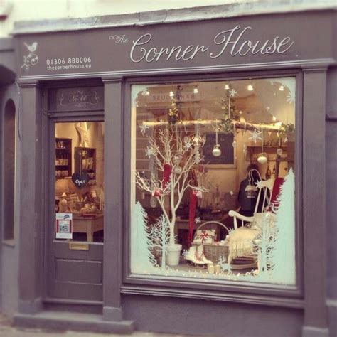 A beauty salon or beauty parlor (beauty parlour), or sometimes beauty shop, is an establishment dealing with cosmetic treatments for men and women. Beautiful shop (mit Bildern) | Schaufensterdekoration ...