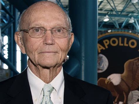 Astronaut michael collins, who flew the command module on the 1969 apollo 11 mission that saw the first men land on the moon, has passed away from cancer, his family said in a statement. Muere Michael Collins, astronauta de la misión Apolo 11 ...