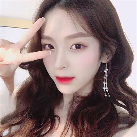 2017년 2월 21일, 중국 사람들이 보는 실시간 인터넷 방송을 마무리 하던 중 특유의 바둑기사 박정환 九단이 2018년 들어서 수지 팬에서 아이린 팬으로 갈아탔다고 한다. "누가 진짜야?" 아이린 닮은꼴로 유명한 女유튜버 : 허브줌