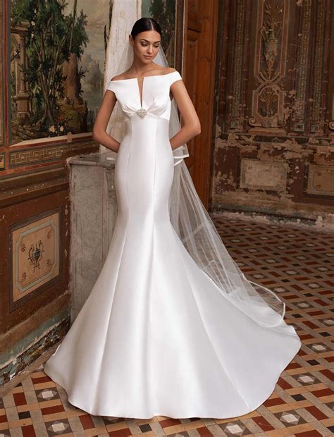 Guida ai vestiti da sposo: Pronovias 2020 Altair | Abiti da sposa a sirena, Accessori abito da sposa