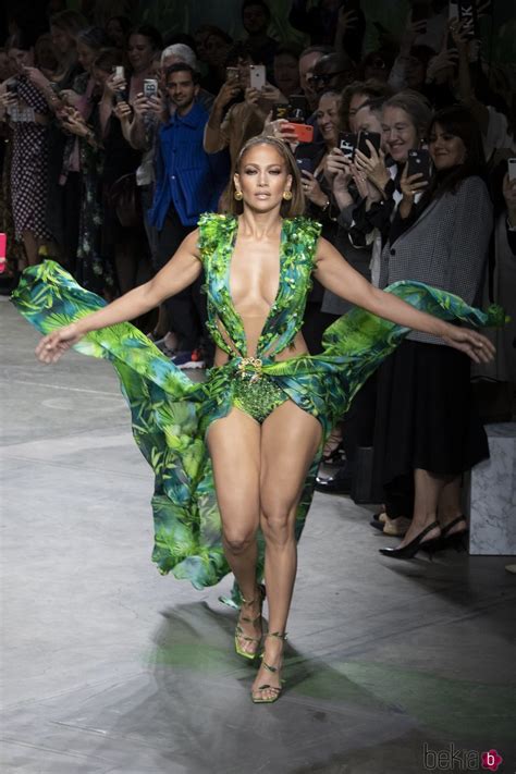 Jennifer Lopez Desfilando Para Versace En Su Colección Primaveraverano 2020 Foto En Bekia Moda