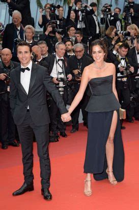 PHOTOS Cannes 2019 Anouchka Delon Amoureuse Prend La Pose Main