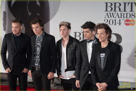 One Directions Niall Horan Uses Crutches On Red Carpet At Brit Awards