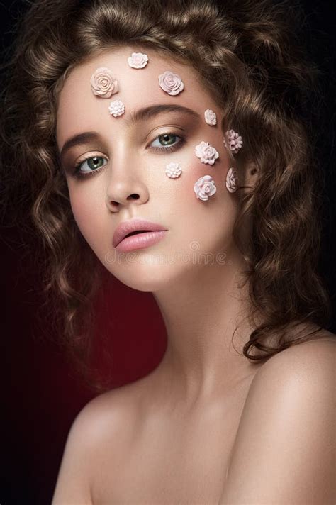 jeune belle fille nue romantique avec les fleurs blanches sur son visage et les boucles molles