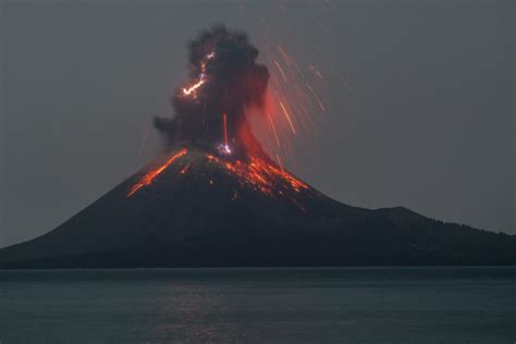 Krakatau Volcano Volcanic Ash Advisory Eruption To Fl030 Mov To N At
