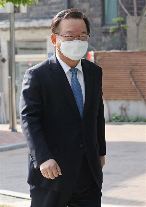 원희룡 제주도지사가 김부겸 국무총리 후보자를 향해 '형'이라 부르면서도 청문회 전에 자리 집어던지. 문 대통령, 김부겸 총리 후보자 임명동의안 국회 제출 - 아주경제