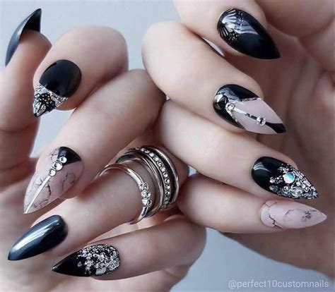 Las uñas negras siempre están de moda, ❤️ descubre la cantidad de uñas de color negro. Nails 2018 | Diseños de uñas con purpurina, Uñas decoradas ...